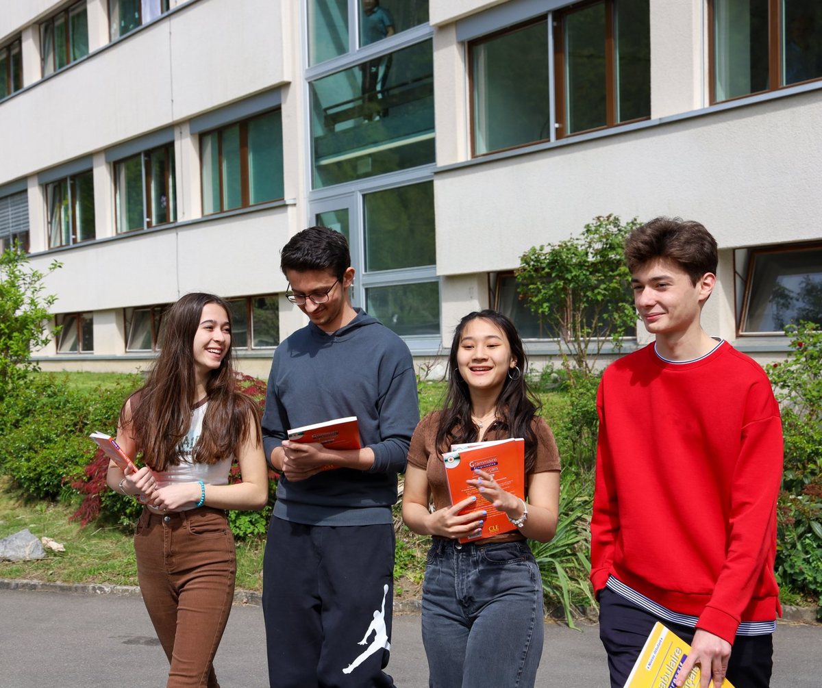 Students outside the ISSU building